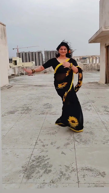 Keerthi naidu 44 age milf aunty hot thoppul kundi shake dance 2