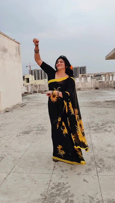 Keerthi naidu 44 age milf aunty hot thoppul kundi shake dance 2