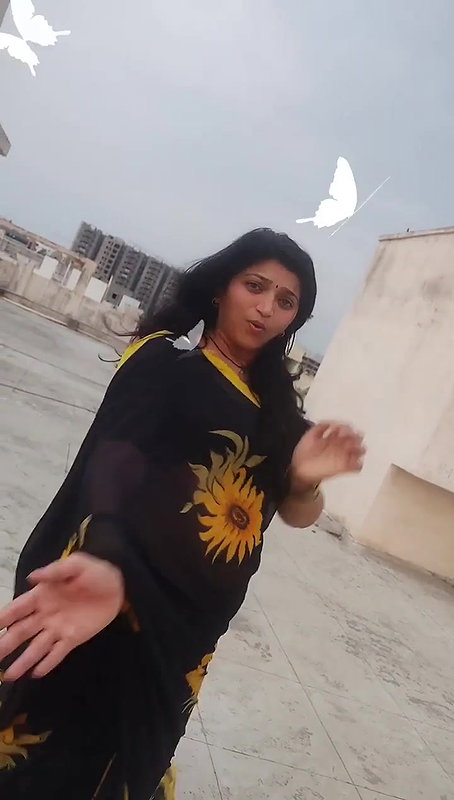 Keerthi naidu 44 age milf aunty hot thoppul kundi shake dance 2