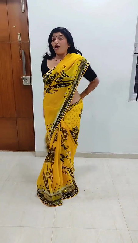 Keerthi naidu 44 age milf aunty hot thoppul kundi shake dance 2