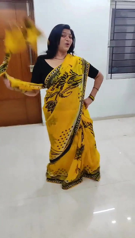 Keerthi naidu 44 age milf aunty hot thoppul kundi shake dance 2