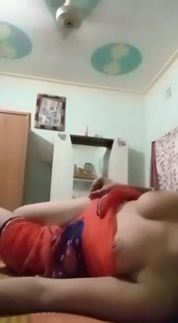 Horny Bhabhi Show’s Her Boobs