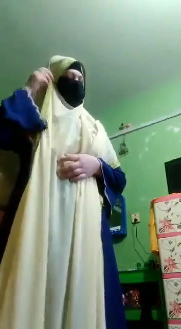 Village Bhabhi Shows Her Boobs and Pussy