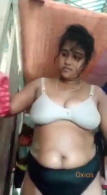 Extremely hot Bengali boudi squeezing boobs & show naked