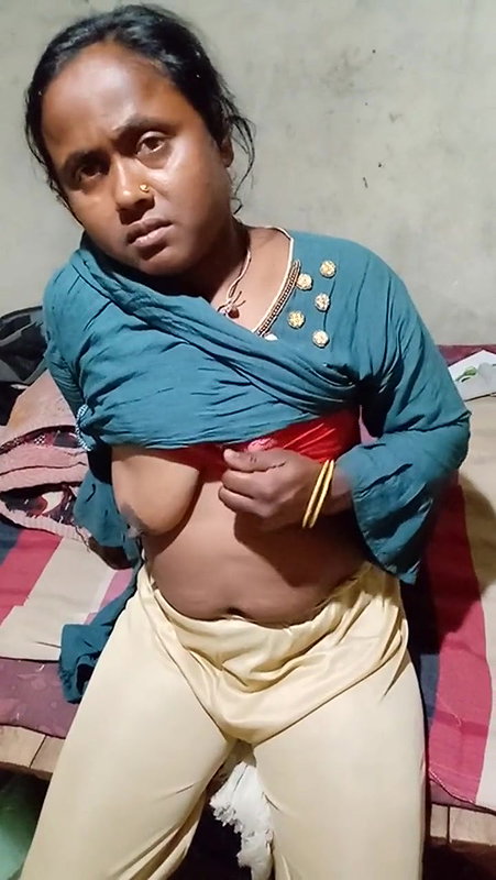 Pervert hubby making video of her wife showing boob