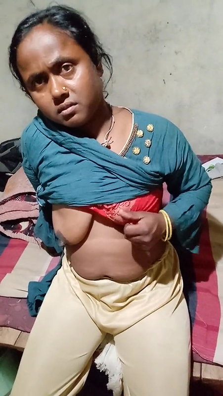 Pervert hubby making video of her wife showing boob