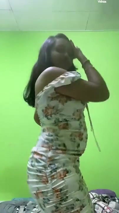 Sexy Desi Girl Shows her Boobs and Pussy