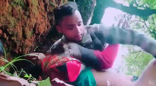 Mature bhabhi fucking young lover in jungle