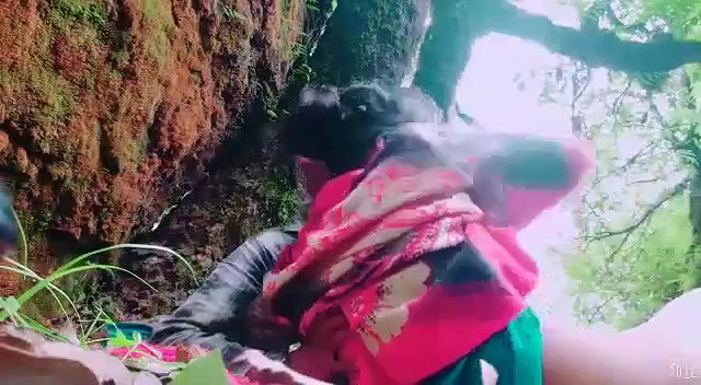 Mature bhabhi fucking young lover in jungle