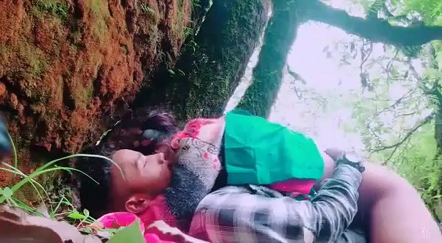 Mature bhabhi fucking young lover in jungle