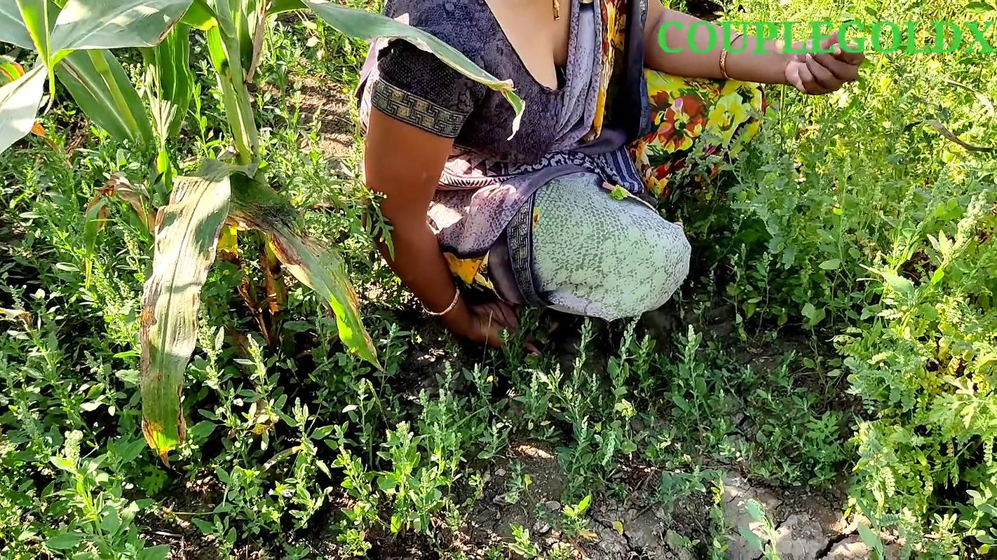 Khet chupke se fingering kar rahi thi maine dekha