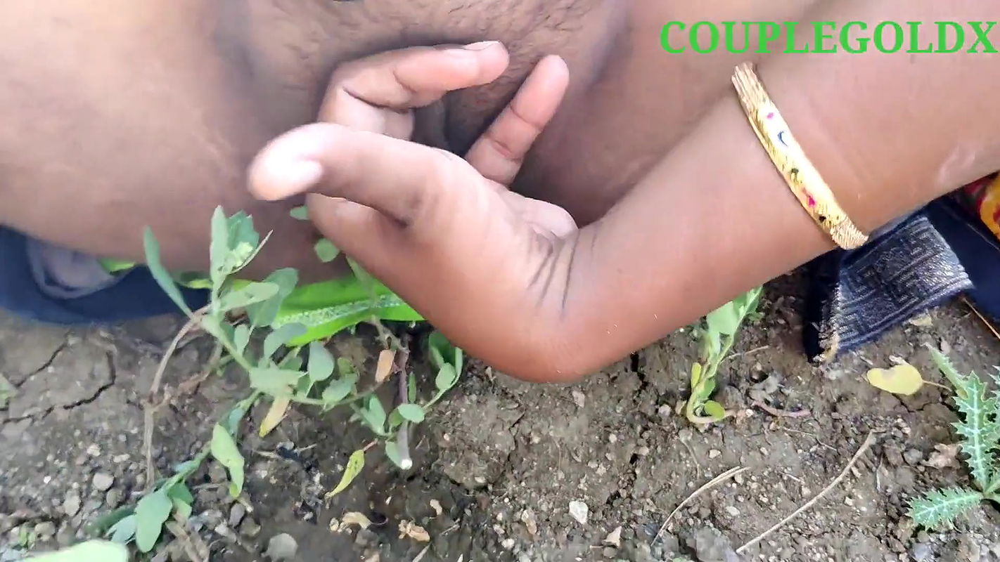 Khet chupke se fingering kar rahi thi maine dekha