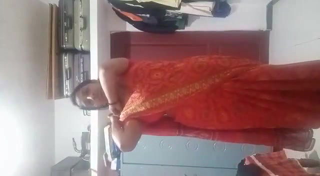 Unsatisfied mature bhabhi making video for lover