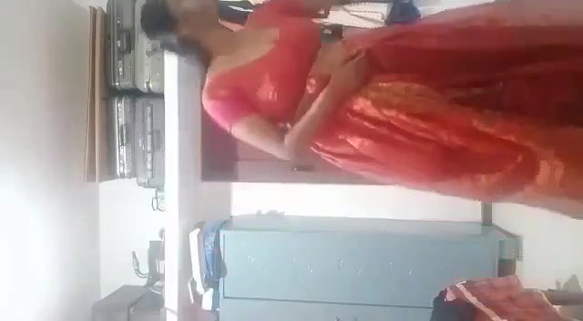 Unsatisfied mature bhabhi making video for lover