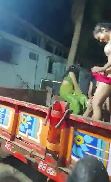 नंगा डासं लड़की का