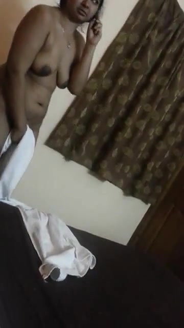 Girlfriend nude captured, while she talking on photo