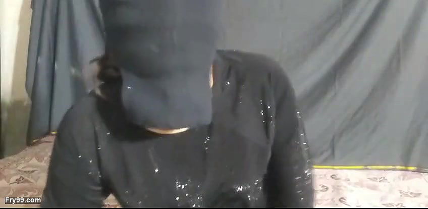 A beautiful hot Pakistani Lahori girl was alone and playing with his boob’s and pussy