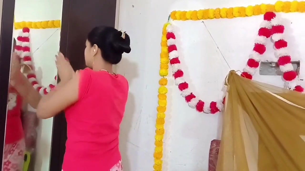 Tight Desi Bhabhi in Saree