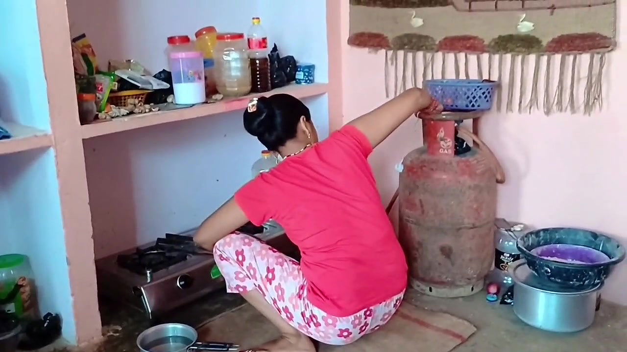 Tight Desi Bhabhi in Saree