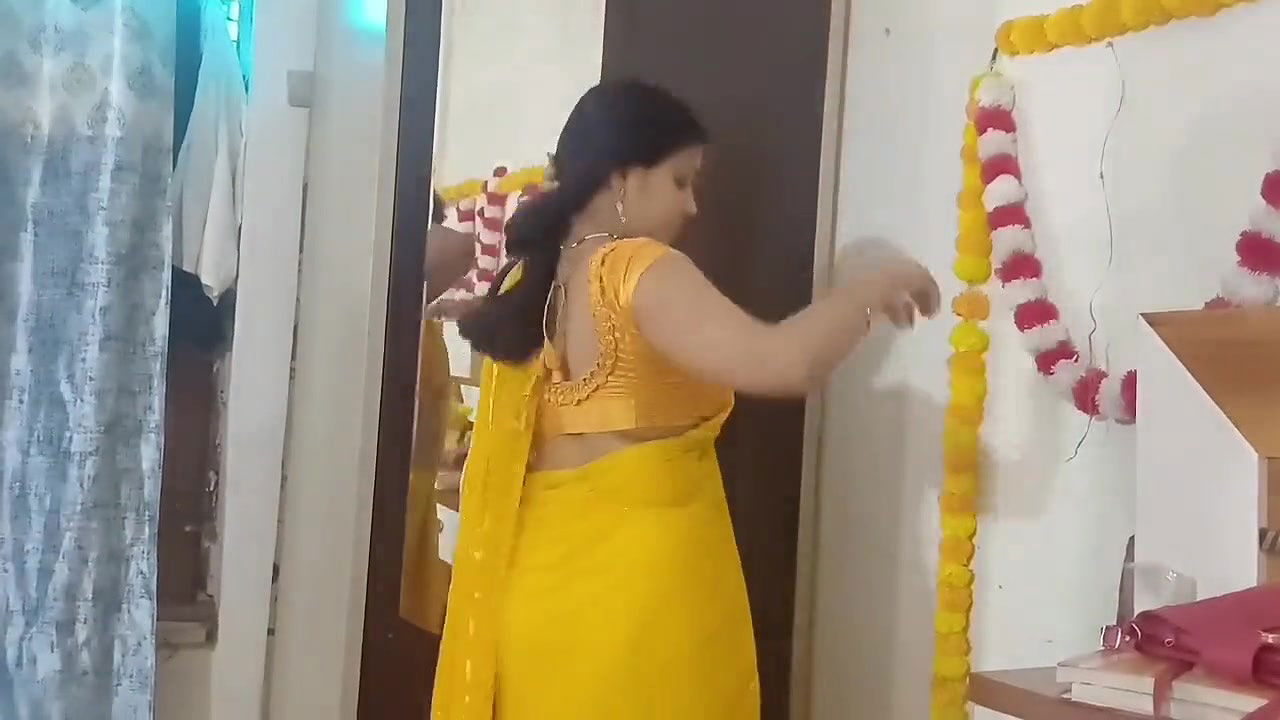 Tight Desi Bhabhi in Saree
