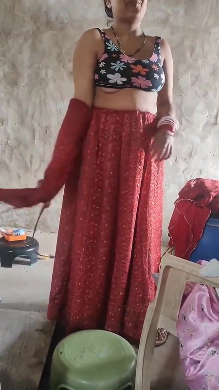 Sexy Desi Indian Chubby Bhabhi Bathing Nude in Village