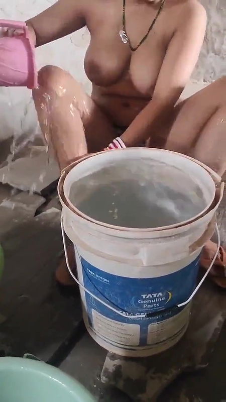 Sexy Desi Indian Chubby Bhabhi Bathing Nude in Village