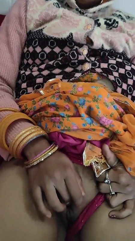 Masturbating Pussy in Rajasthani Dress