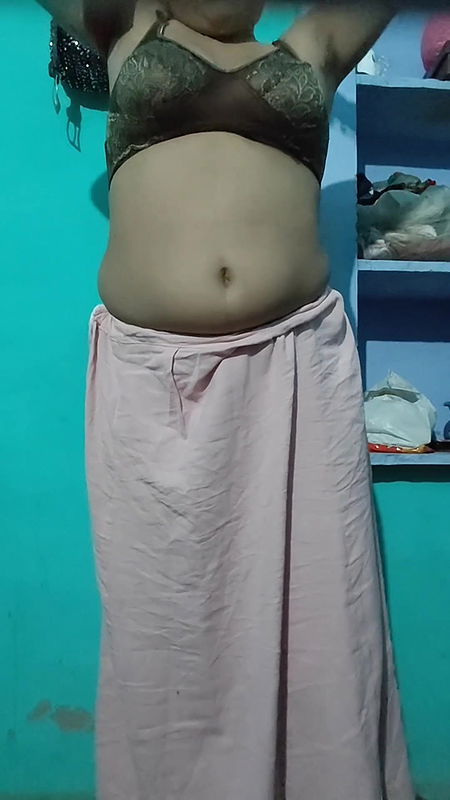 Sexy desi indian bhabhi undressing saree and showing all her treasure