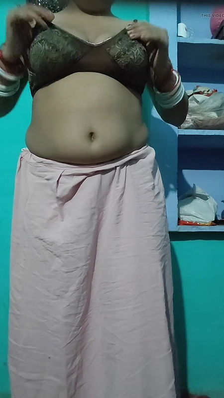 Sexy desi indian bhabhi undressing saree and showing all her treasure