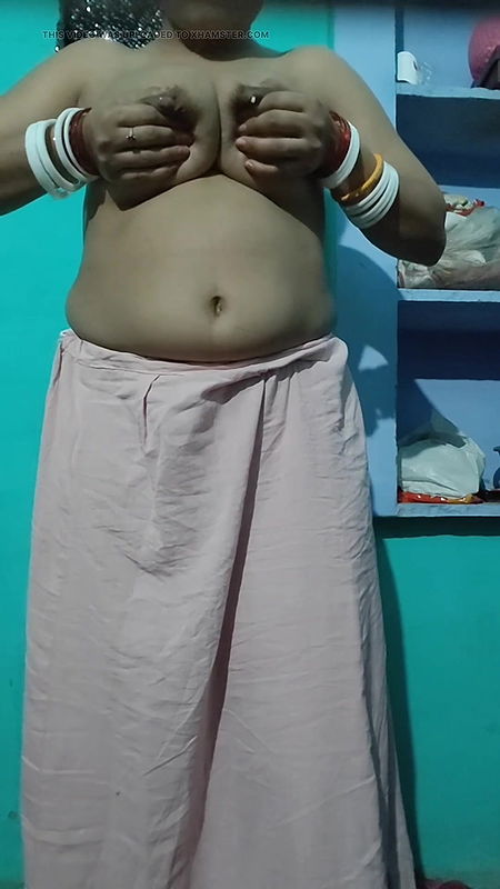 Sexy desi indian bhabhi undressing saree and showing all her treasure