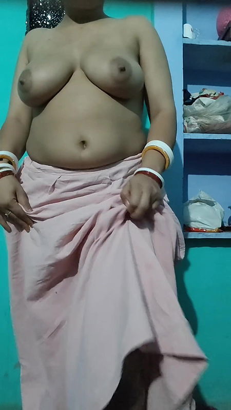 Sexy desi indian bhabhi undressing saree and showing all her treasure