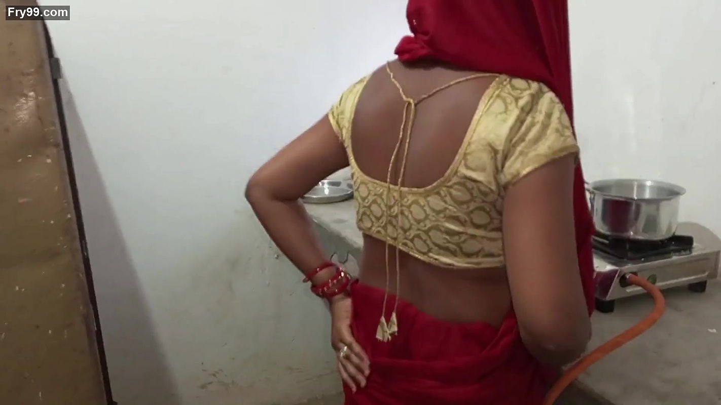 Kaam Wali Ladki Ko Chai Banate Samy Kitchen Me Patak Ke Pel Diya