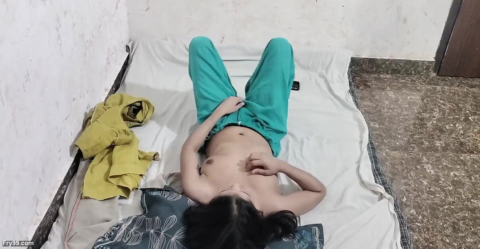 Step father ne apni step daughter ko boyfriend se bat krte huye pakra aur pel diya