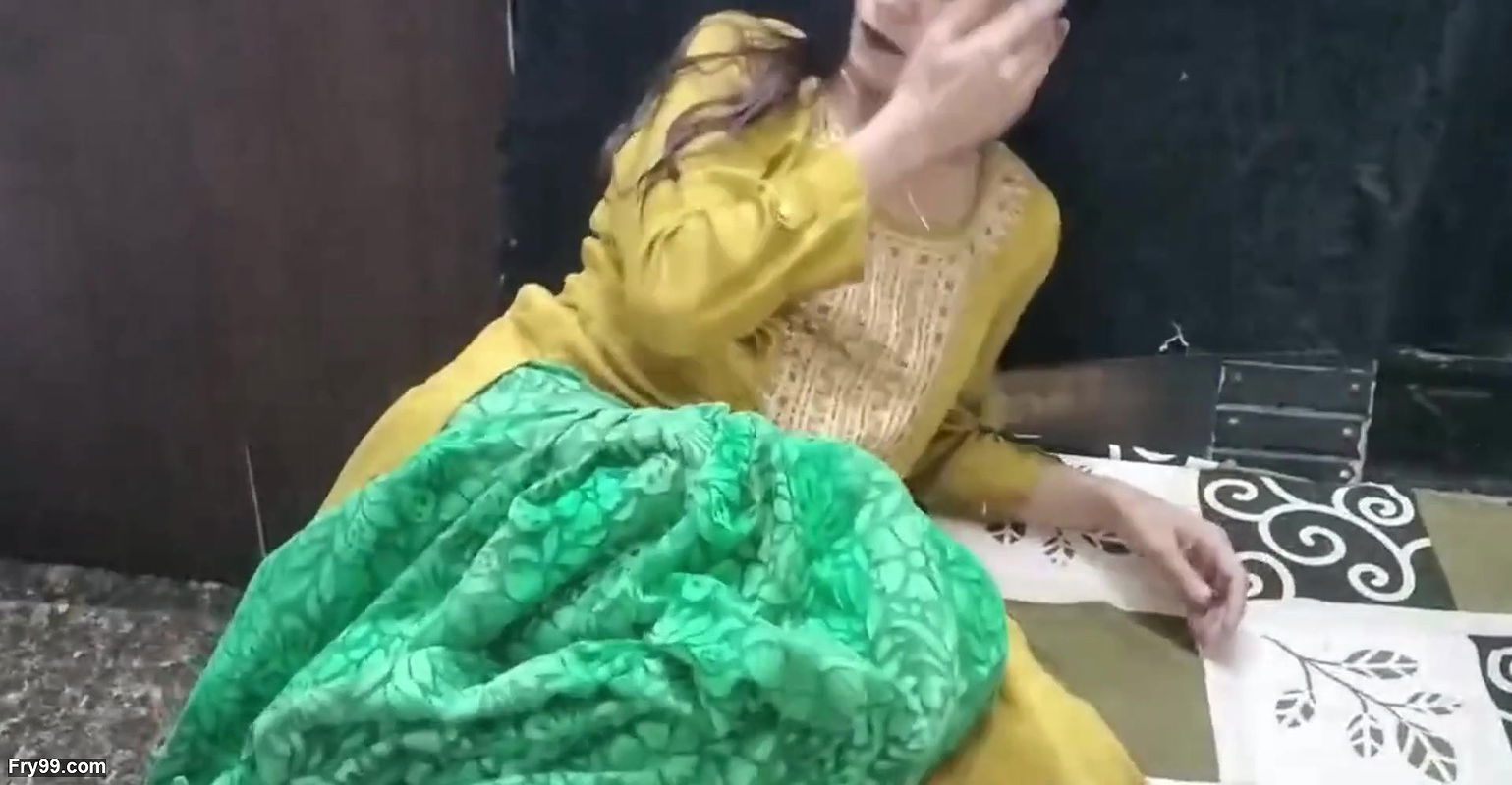Soyi hui step sister ko akele dekh kar pel diya