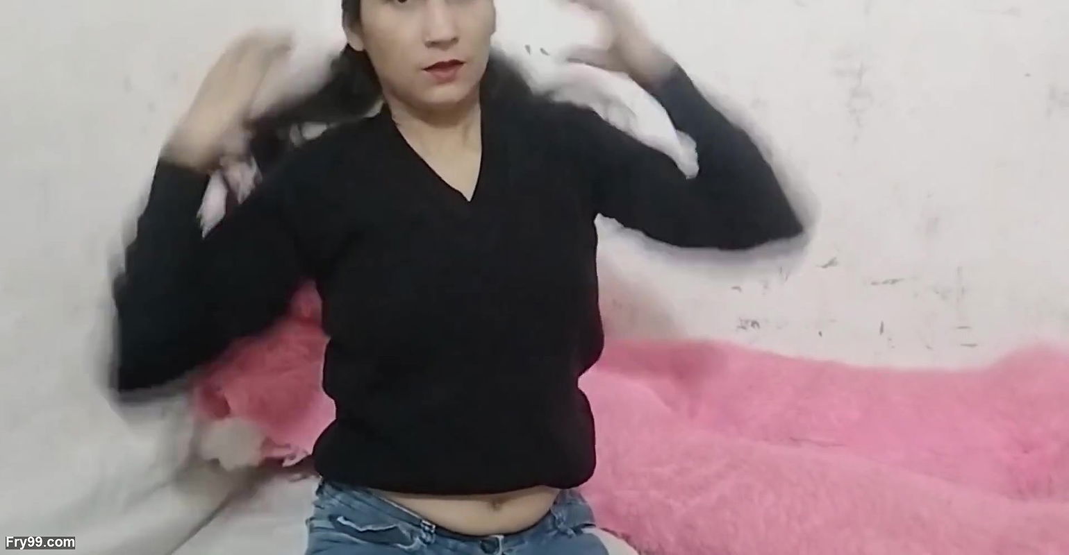 Officer ne akele dekh kar step sister ko paise dekar pela