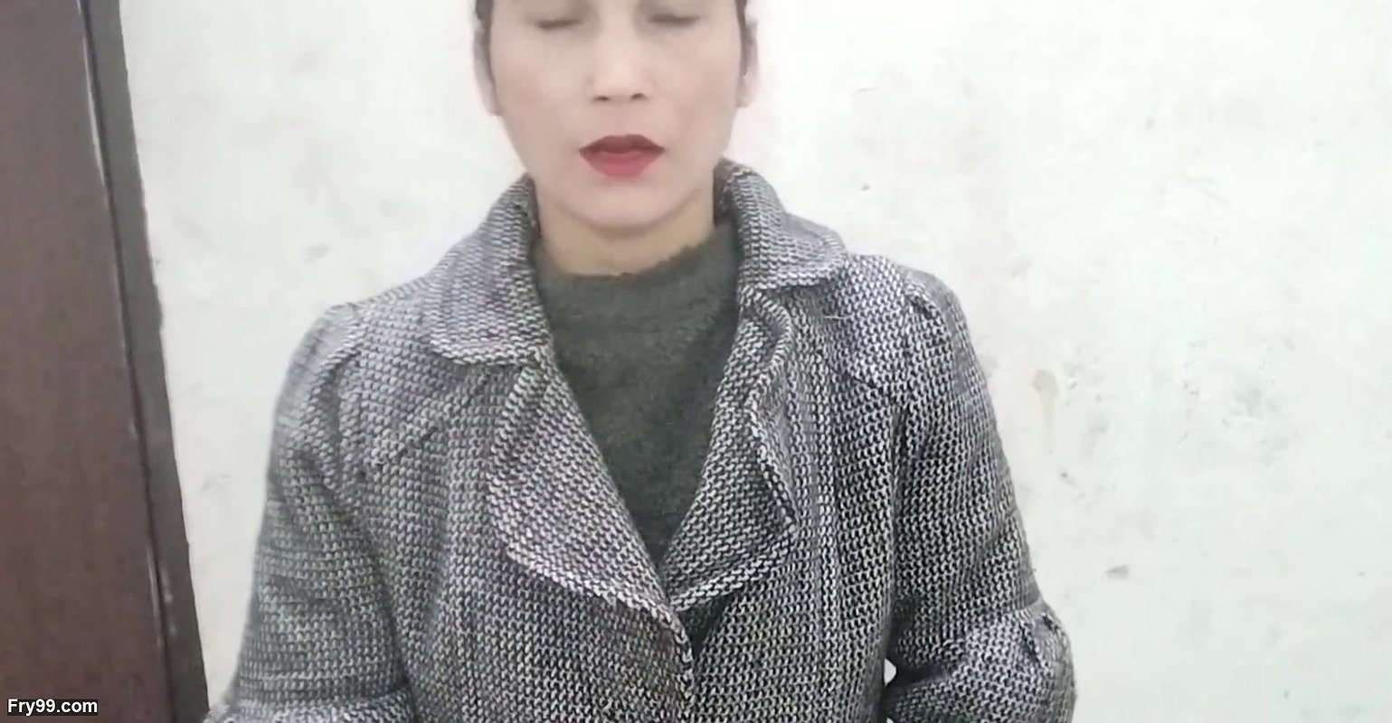 Garmi dekar step sister ko bad par choda