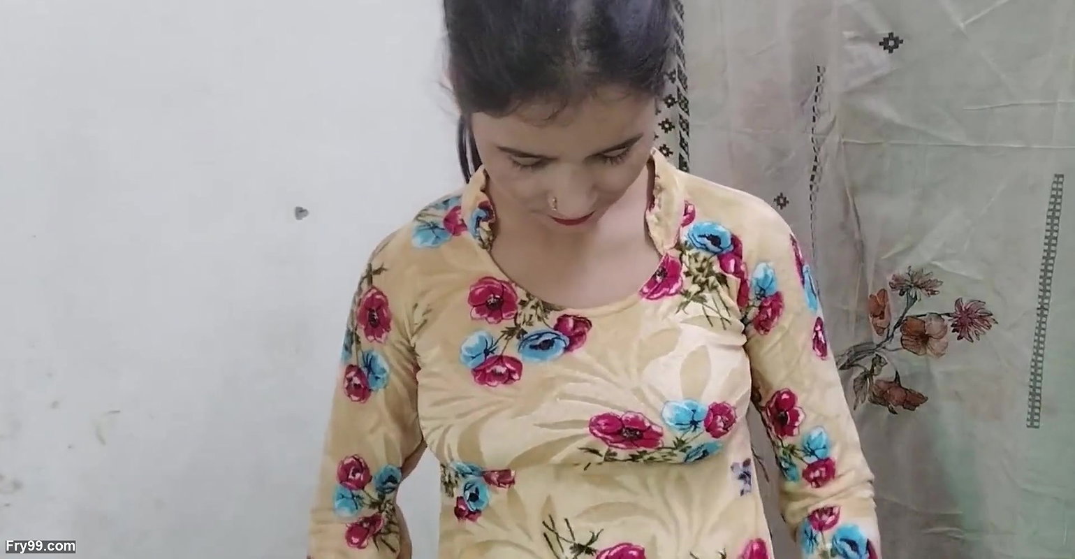 Chachi ka chuchi daba daba kar pela