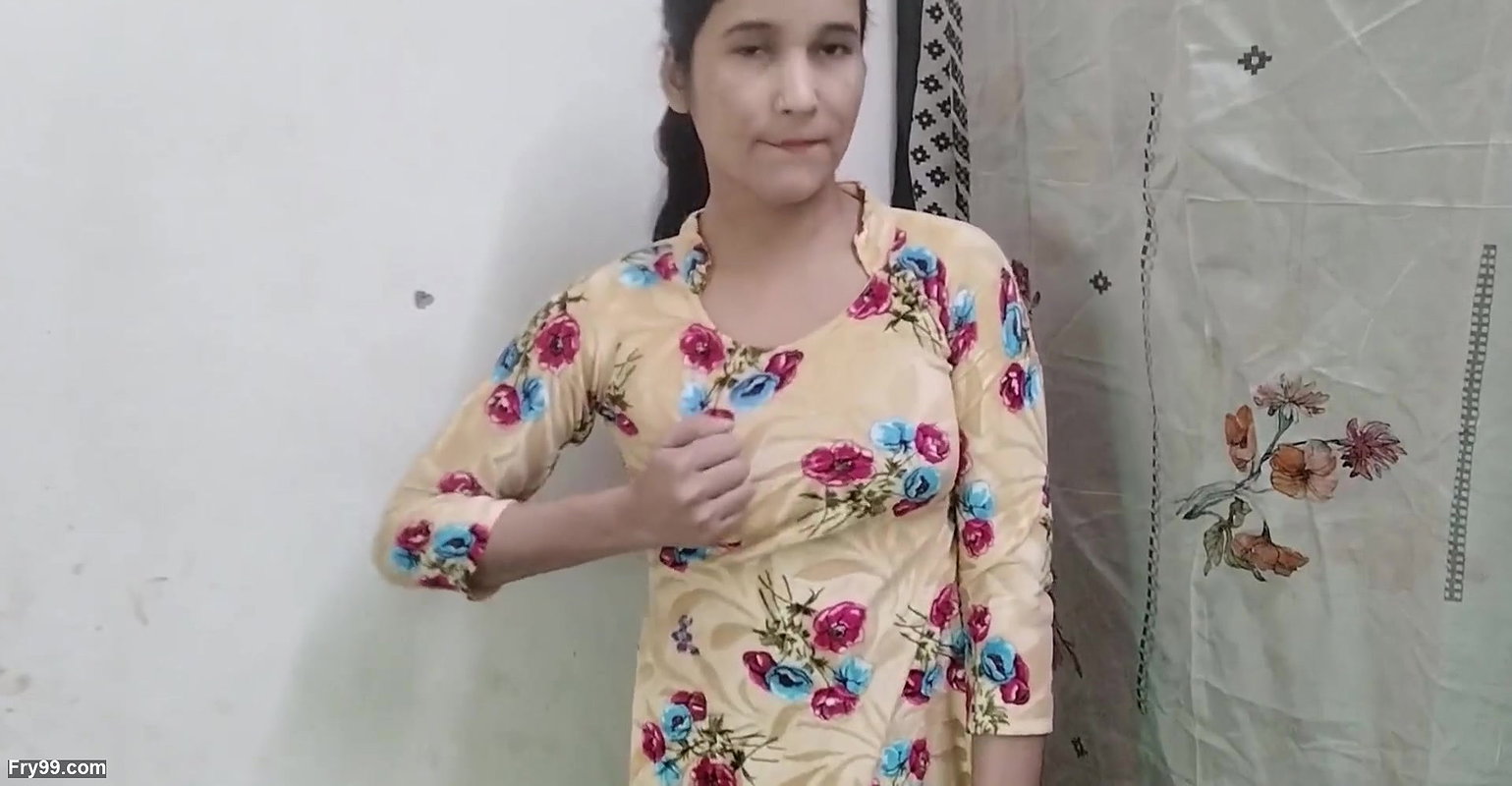 Chachi ka chuchi daba daba kar pela