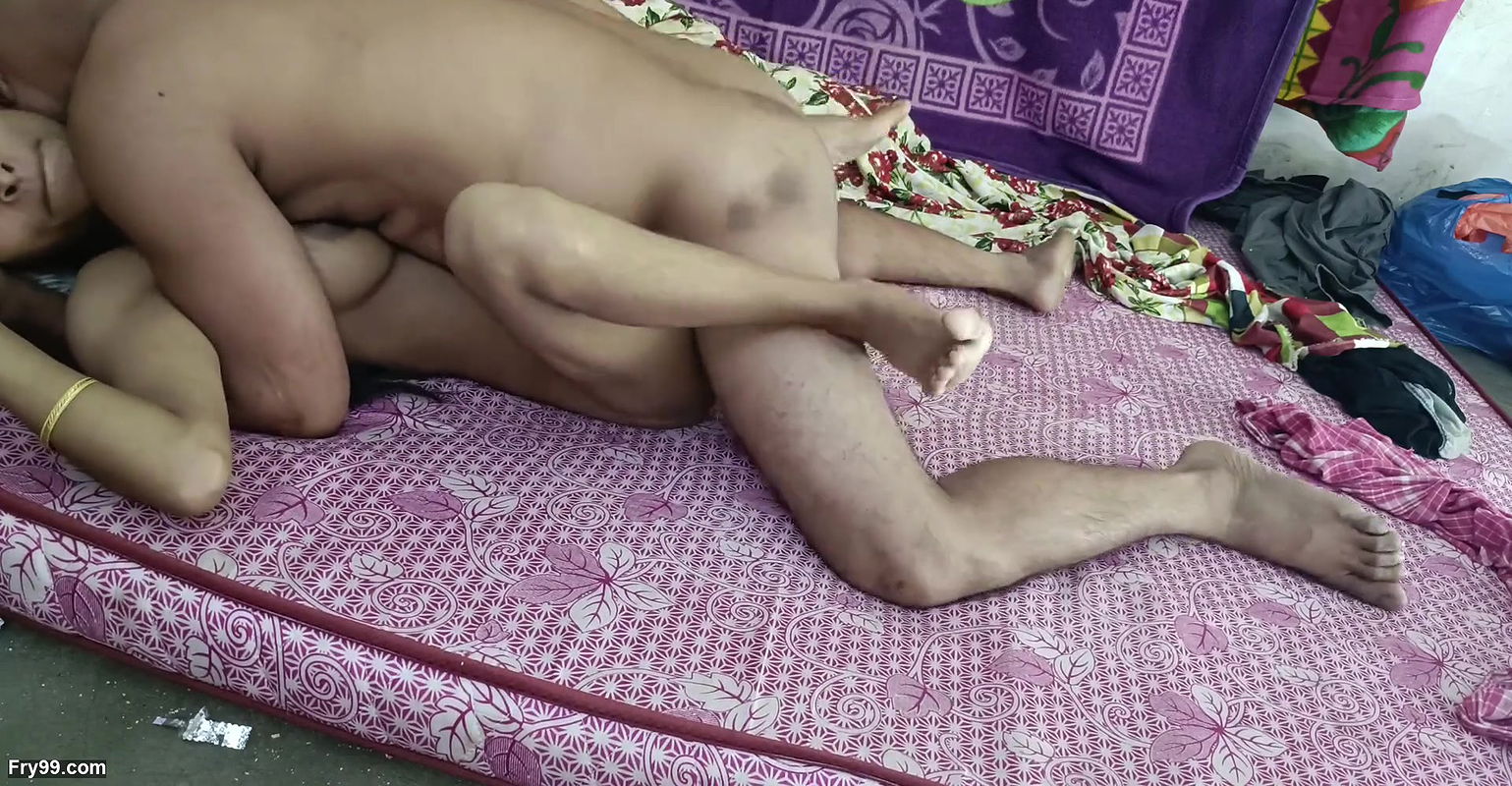 BEUTIFUL VILLAGE HOUSEWIFE FUCKING IN HOME A