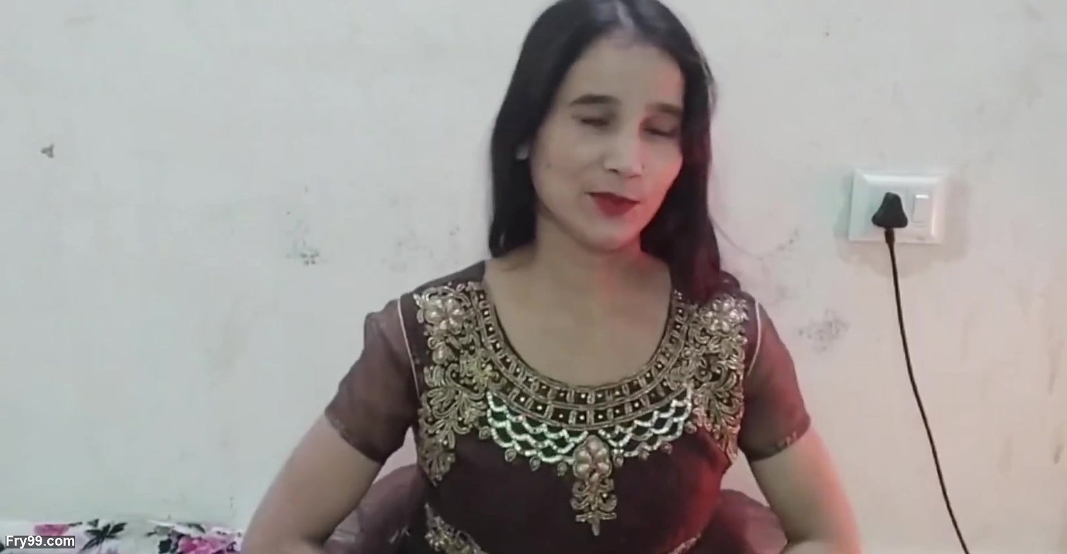 Step sister ka bathroom me paint khol kar choda