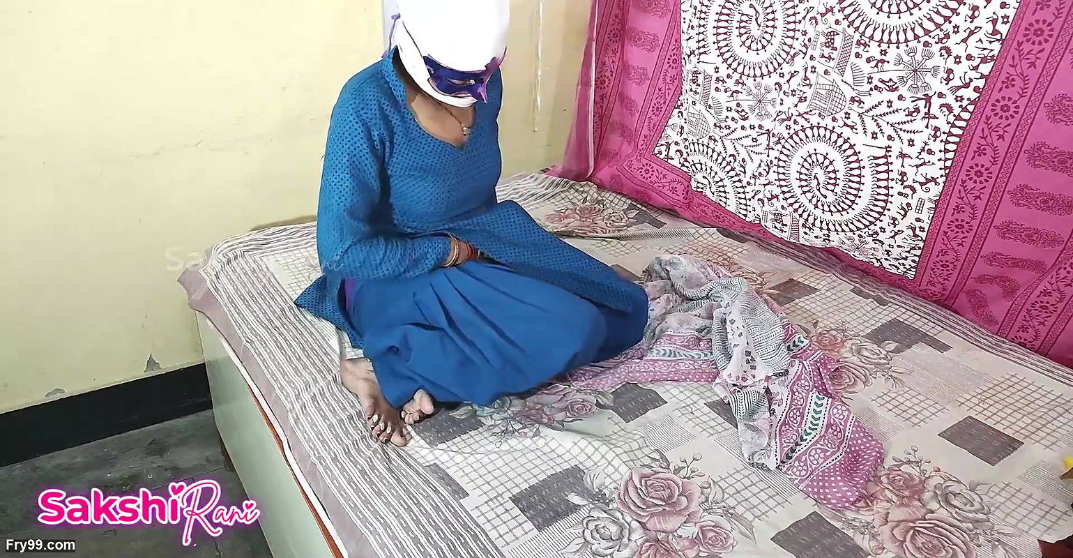 Indian desi hot sexy stepmom left after seeing her changing clothes Stepson Stepmom’s hot Indian Desi Hindi BF Video