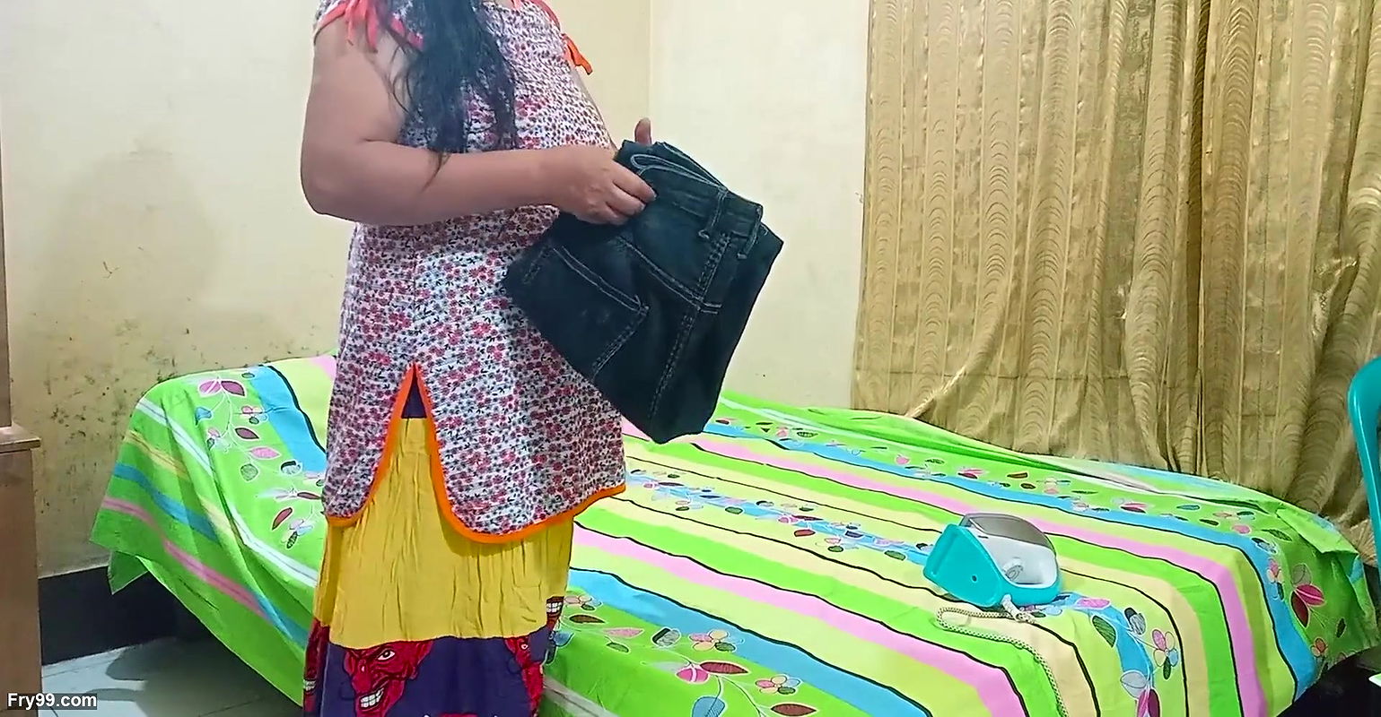 HOT DESi INDIAN STEPSISTER IRONING CLOTH! HARD SEX Big ASS