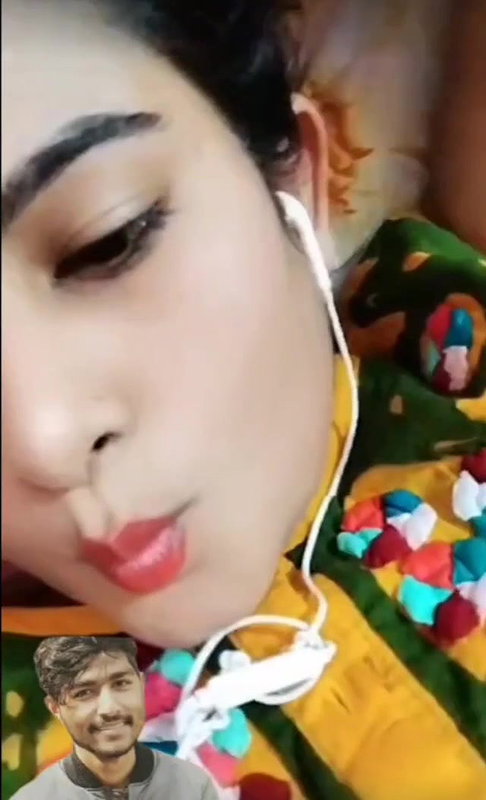 Desi Girl Showing Boobs