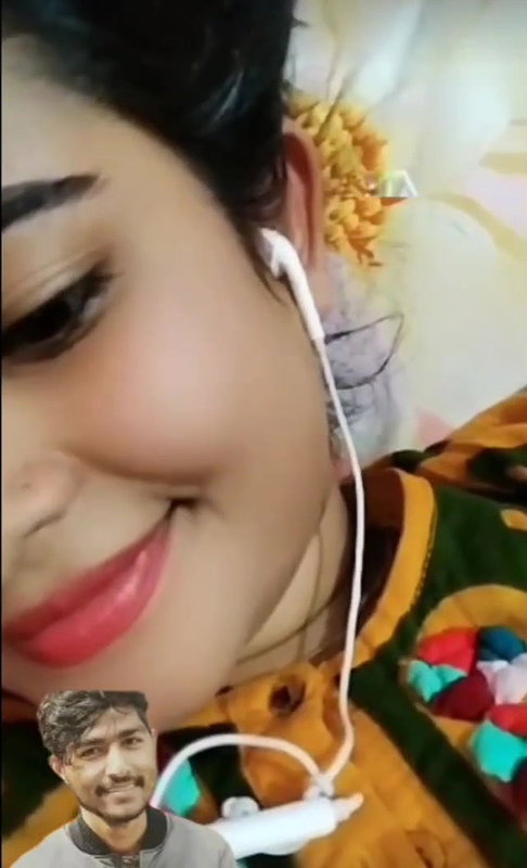 Desi Girl Showing Boobs