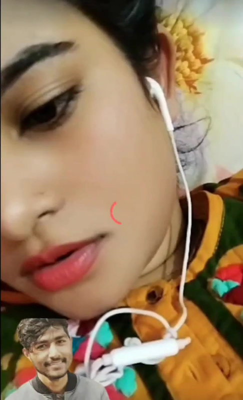 Desi Girl Showing Boobs