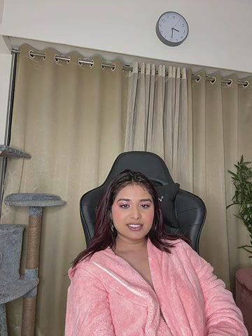 Currly Quinn Showing Boobs with Nipple Pasties & Oiling on Live with FACE