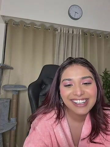 Currly Quinn Showing Boobs with Nipple Pasties & Oiling on Live with FACE