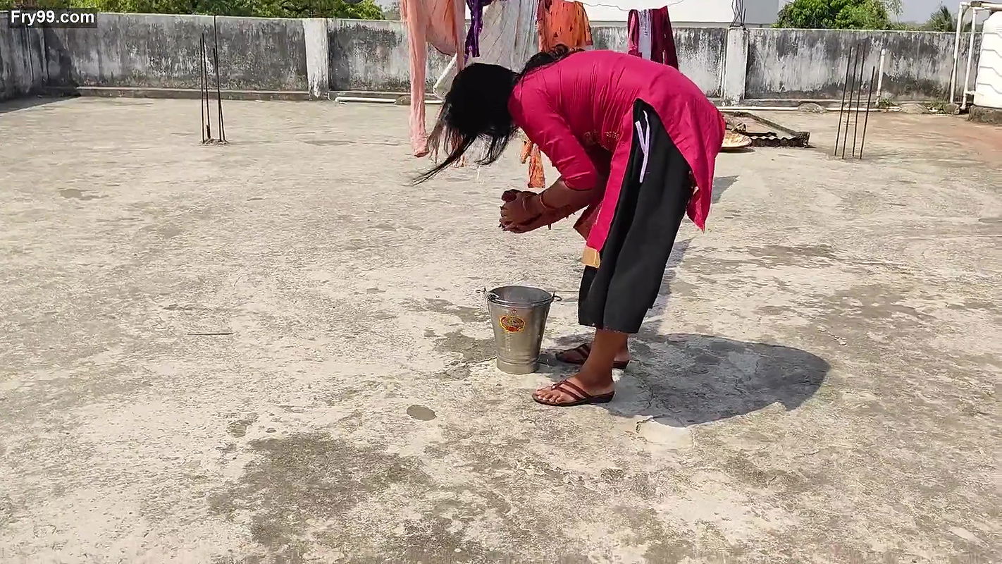 Chat Par Kapde Sukha Rahi Bahu Ko Gold Necklace Dekar Apni Havas Bhujayi ! Desi Porn Hindi