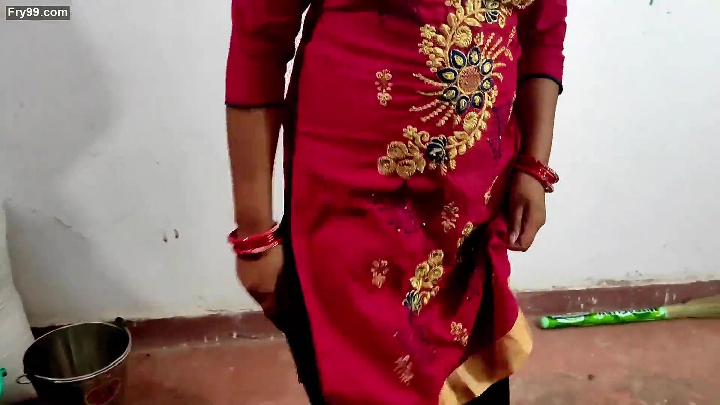 Chat Par Kapde Sukha Rahi Bahu Ko Gold Necklace Dekar Apni Havas Bhujayi ! Desi Porn Hindi