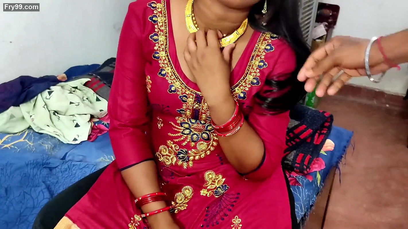 Chat Par Kapde Sukha Rahi Bahu Ko Gold Necklace Dekar Apni Havas Bhujayi ! Desi Porn Hindi